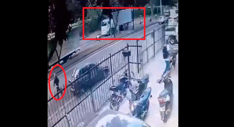 La cámara registró el camión-bomba estacionado en la vía y a su conductor huyendo a pie hacia la calzada opuesta, en el barrio La Base, de Cali. IMAGEN TOMADA DE VIDEO.