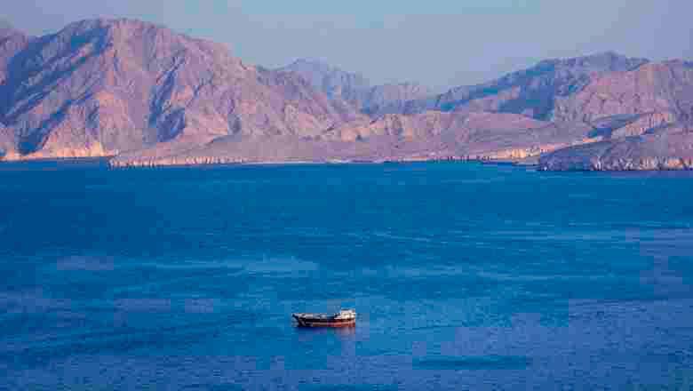 La Opep anunció un aumento marginal de producción, insuficiente frente a una posible interrupción en Ormuz. FOTO: AFP