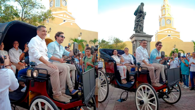 El primer coche eléctrico en Cartagena fue entregado por el comediante Alejandro Riaño. Foto: Tomada de la cuenta de X de Alcaldía de Cartagena. 