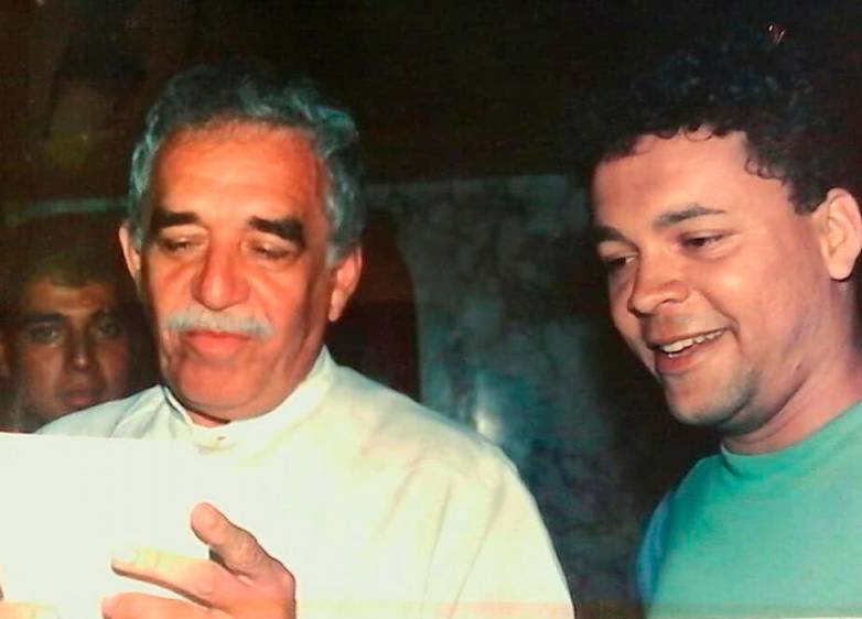 En marzo de 1991, durante el Festival de Cine de Cartagena, Arango le regaló a García Márquez su primer libro de cuentos. Foto cortesía del autor.