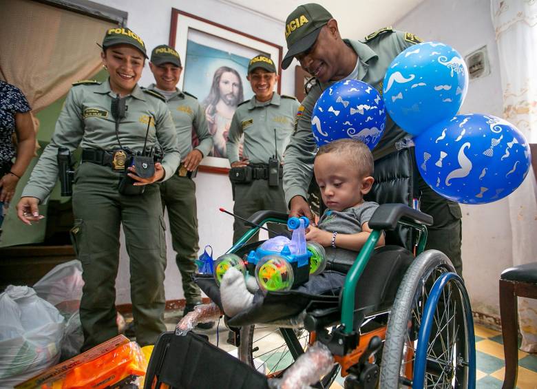 El policía que ha regalado 250 sillas de ruedas en Medellín