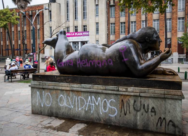 Una de las doce esculturas vandalizadas en la Plaza Botero. FOTO: Julio Herrera 