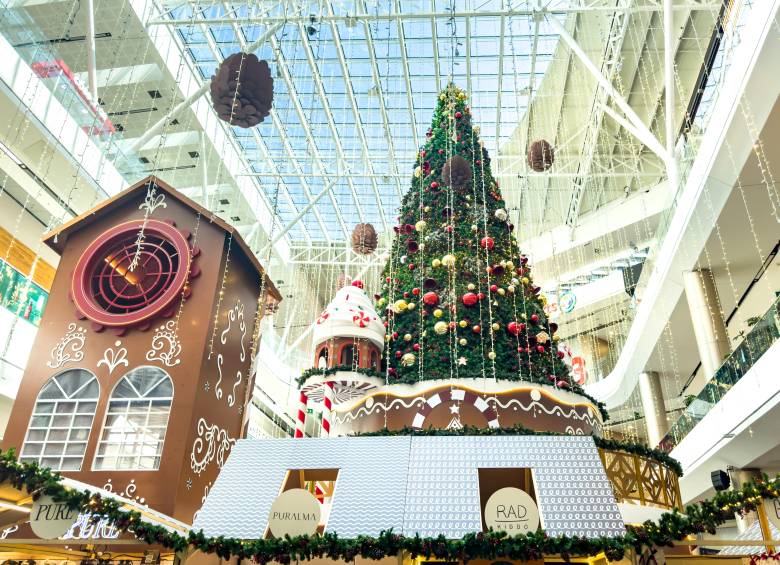 Centro comercial Viva Envigado. La competencia es feroz y beneficia al consumidor, cada centro comercial se esfuerza por presentar el Árbol de Navidad más impactante, las decoraciones temáticas más innovadoras y las atracciones familiares más atractivas. Foto: Camilo Suárez Echeverry