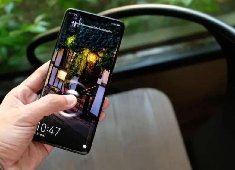 Según ESET, señales como el consumo excesivo de batería, acciones no solicitadas en el teléfono y picos inusuales de datos pueden indicar que un dispositivo móvil fue comprometido por ciberdelincuentes. FOTO Sstock