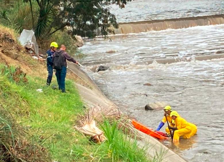 Los bomberos recuperaron el cuerpo de El Zarco en las aguas del río Medellín, a donde lo lanzaron después de apuñalarlo. FOTO: ANDRÉS FELIPE OSORIO GARCÍA