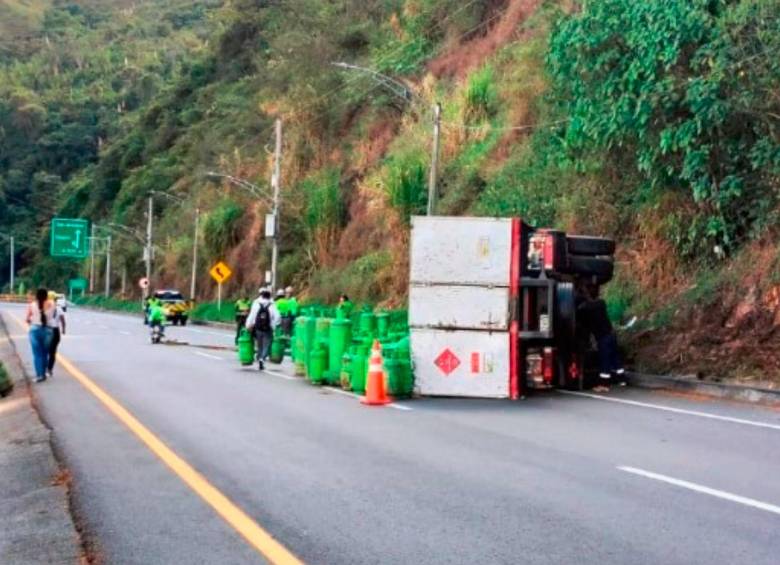 Así quedó el camión accidentado cerca de la entrada al municipio de Ebéjico, a la altura del sector La Aldea, en el corregimiento San Sebastián de Palmitas, de Medellín. FOTO: Cortesía Guardianes Antioquia