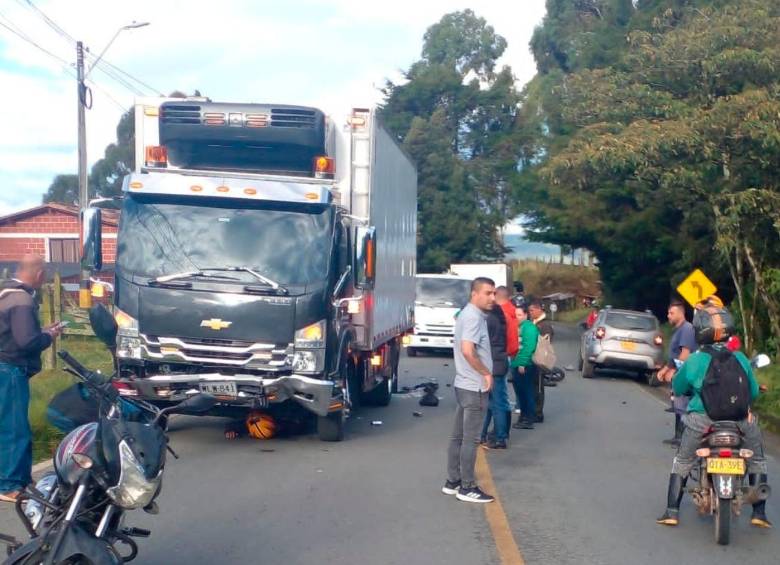 En este accidente, registrado en la vía Medellín-San Pedro de los Milagros, murió una persona y otra resultó herida. FOTO: CORTESÍA