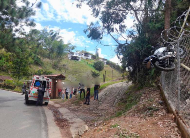 La primera hipótesis del accidentes habla del que el conductor de la moto perdió el control y la moto se catapultó contra el barranco. FOTO: CORTESÍA