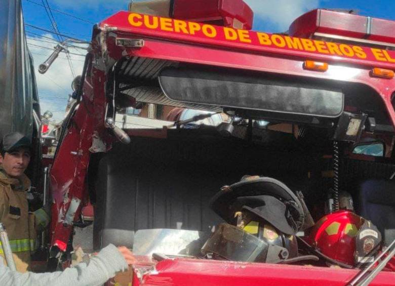 Este fue el daño que sufrió el carro de bomberos de El Carmen de Viboral, antes de atender el incendio en Rionegro, al cual llegaron. FOTO: CORTESÍA