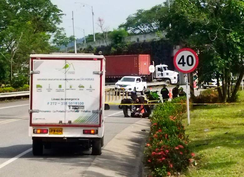 Las autoridades realizaron la inspección al cuerpo sin vida de uno de los aficionados implicados en el altercado en las afueras de la zona urbana de La Pintada. FOTO: CORTESÍA