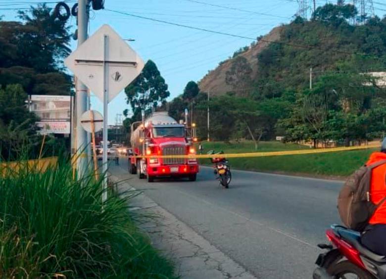 Este tractocamión arrolló a un motociclista cuando se movilizaba por la variante a Caldas, a pocos metros del tramo que empalma con la avenida Regional. FOTO: CORTESÍA