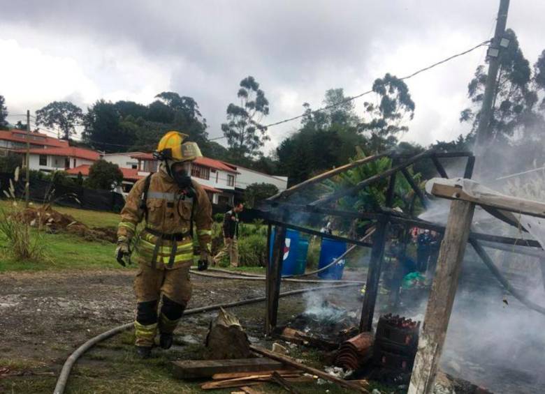 Los bomberos de Rionegro controlaron la conflagración en el restaurante de Rigoberto Urán. FOTO: CORTESÍA MI ORIENTE
