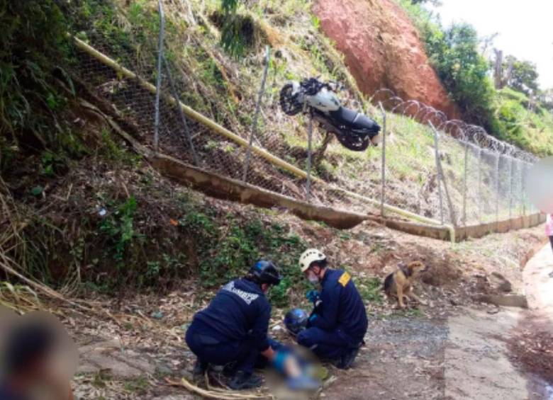 Los Bomberos de El Peñol atendieron al motociclista lesionado luego de que su moto quedara trepada en una reja. FOTO: CORTESÍA BOMBEROS EL PEÑOL