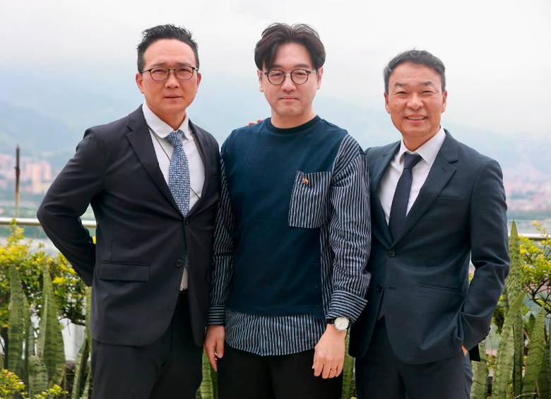 Kyungho Park, Secretario de la Embajada de la Rep. de Corea en Colombia; Hyunkyu Lee, empresario y .Moon Chan-bae – Director del Centro de Educación Coreana en Paraguay FOTO manuel saldarriaga