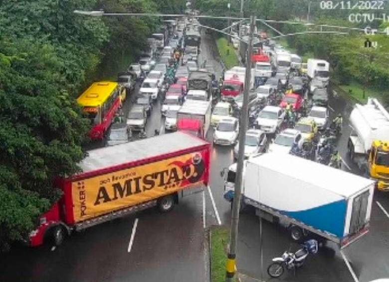 Esta es la situación que se está viviendo en la avenida Regional por cuenta de un accidente, según la Secretaría de Movilidad. FOTO Cortesía