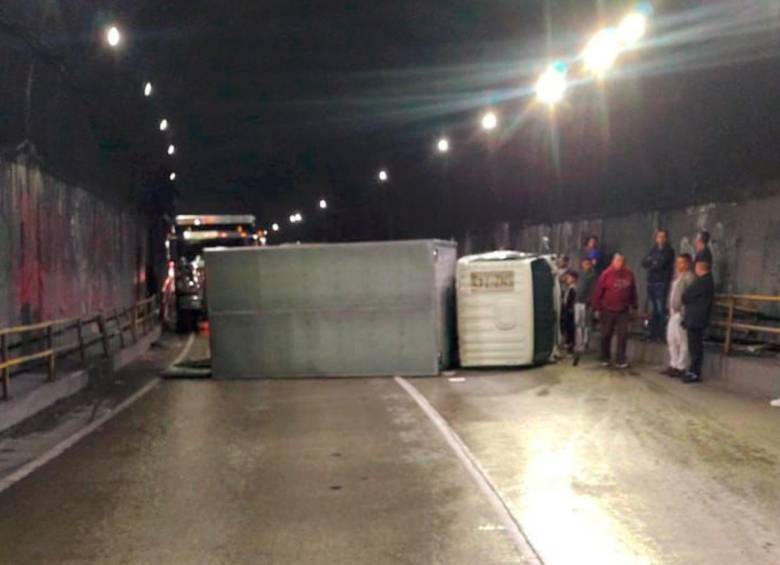 Este camión se volcó en uno de los túneles de la autopista Medellín-Bogotá, llevando al cierre de una de las calzadas. FOTO: CORTESÍA