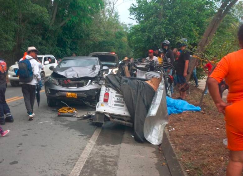 Así quedaron los dos vehículos implicados en la colisión registrada en la vía Medellín-Santa Fe de Antioquia. FOTO: CORTESÍA