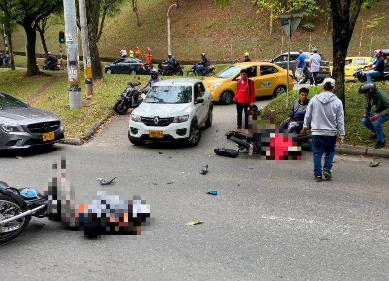 Los dos conductores de moto y el pasajero de una de ellas resultaron lesionados luego de la colisión. FOTO: CORTESÍA
