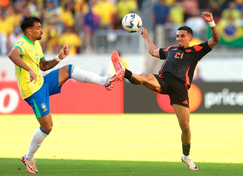 Lucas Paquetá (Brasil) y Daniel Muñoz en el juego entre Colombia y Brasil por la Copa América de 2024. FOTO: GETTY