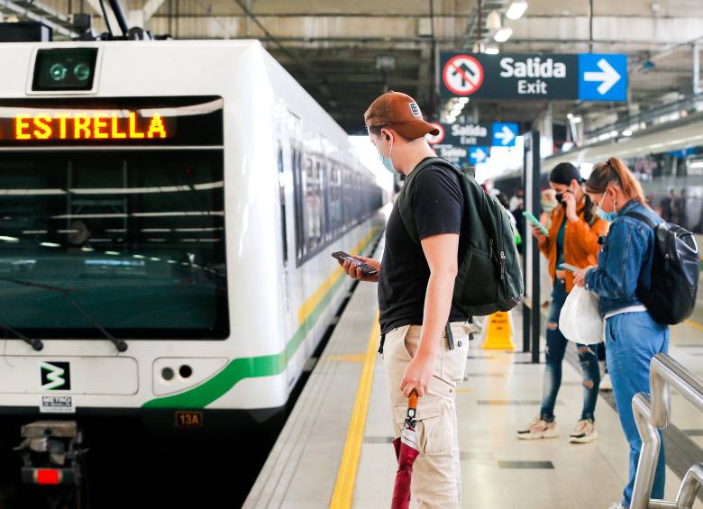 Personal del Metro de Medellín avanza en las labores para retirar el tren averiado y así reiniciar en el menor posible el servicio en las cinco estaciones afectadas. FOTO: EL COLOMBIANO