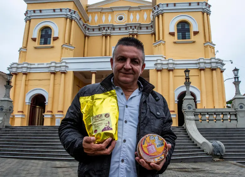 Luis Alberto García llegó a Santo Domingo hace más de 10 años y desde 2020 lidera la Asociación de Paneleros, que beneficia a más de mil familias. FOTO Julio César Herrera.