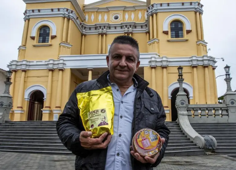 El líder gremial Luis Alberto García junto a algunos de los productos que los paneleros de Santo Domingo comercializan. FOTO: Julio Herrera.