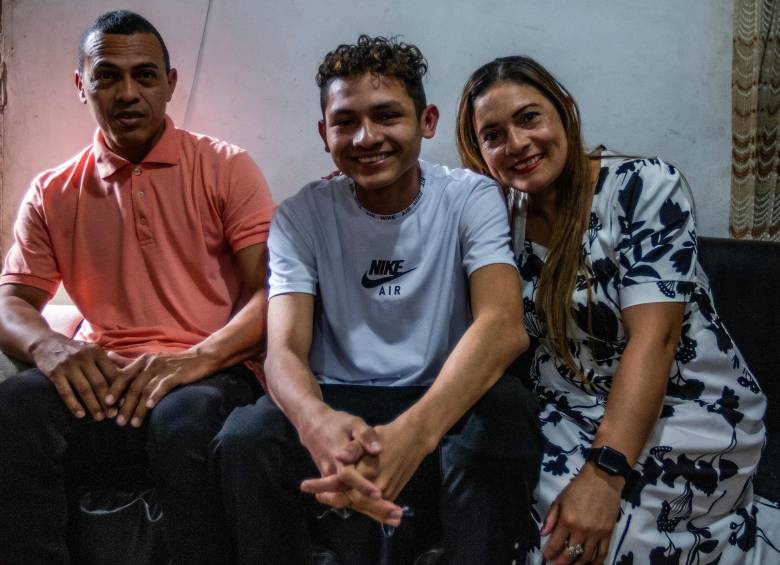 Elkin Manuel Reyes y Caty Nisperuza son los padres de Matías. La vida les cambió abruptamente a todos cuando Matías fue diagnosticado con púrpura fulminante, una infección severa en la sangre que le causó una alteración en la coagulación. La enfermedad avanzó con rapidez y obligó a los médicos a amputarle la pierna izquierda desde la rodilla. FOTO Julio césar Herrera