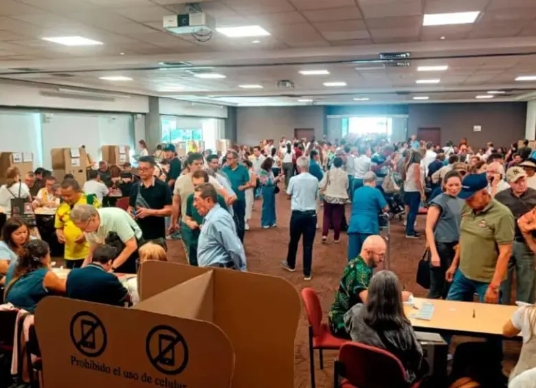 En las pasadas votaciones de primer vuelta, el puesto de votación del centro comercial San Diego fue trasladado al piso 11, dificultado el ingreso y generando largas filas para entrar. Foto: Cristian Álvarez.