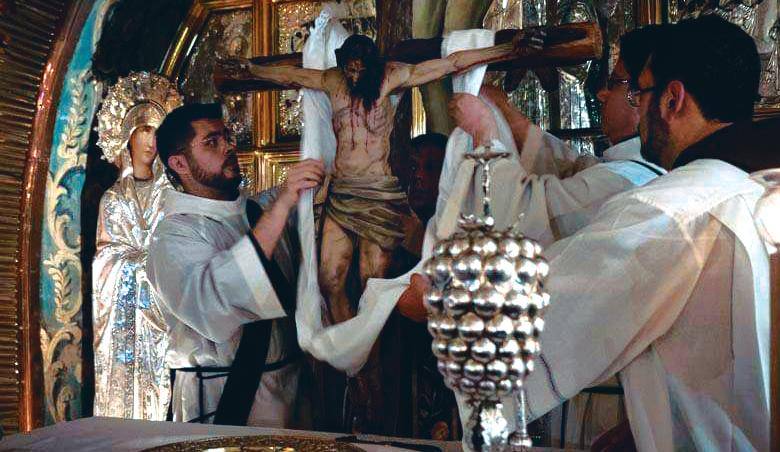 El Cristo del Silencio es puesto en la cruz por los frailes franciscanos. La pieza fue hecha por Santiago Ocampo Higuita. FOTO Cortesía.