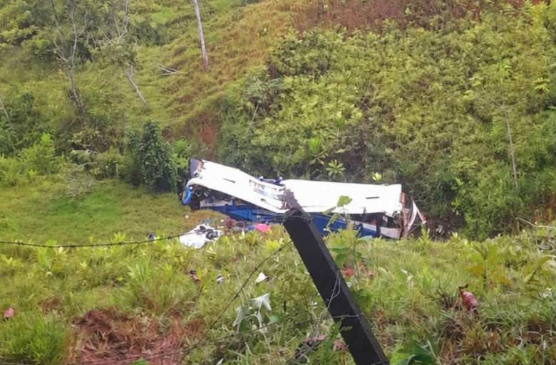 Así terminó el bus de la empresa Copetrán que cubría la ruta entre Santa Marta y Medellín en la mañana de este miércoles, que dejó a 29 personas lesionadas. FOTO: CORTESÍA RTP NOTICIAS REGIONAL