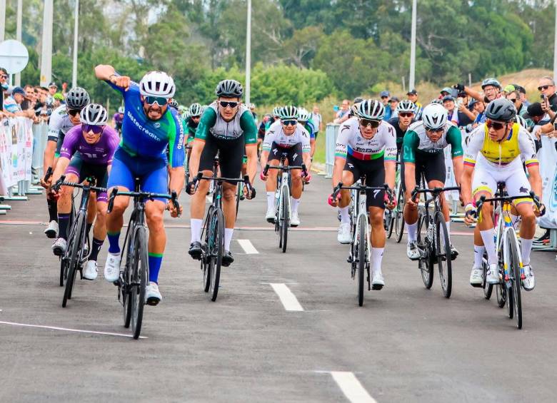 Este es el momento en el que Juan Diego Hoyos cruza la meta, como ganador de la primera etapa en la Clásica de Rionegro. FOTO CORTESÍA @LCiclismoAnt