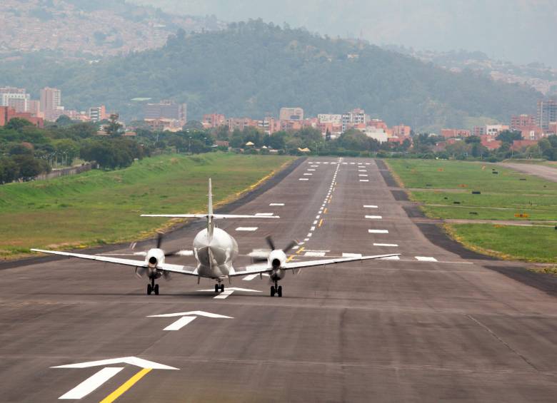 Desde hace varios años se viene hablando de sacar el aeropuerto Olaya Herrera del área urbana de Medellín para transformar este espacio en un gran parque. FOTO: EDWIN BUSTAMANTE