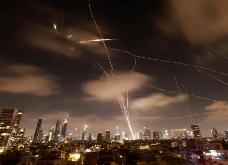 Mientras Israel celebra la destrucción de la sede de la seguridad iraní, la Media Luna Roja denunció un ataque en uno de sus edificios en Teherán. FOTO: AFP