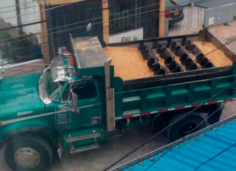 Esta es la volqueta que dejaron abandonada en una de las calles del barrio Prados de Alcalá en Tunja. FOTO: Tomada de redes sociales