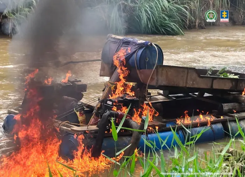 En el lugar fueron halladas dragas, motores y motobombas usadas en la explotación minera. Foto: Fiscalía General de la Nación