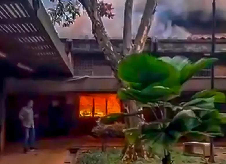 Así se veía la oficina del Politécnico Jaime Isaza Cadavid luego de que fuera incendiada en la mañana de este martes. FOTO: Captura de video