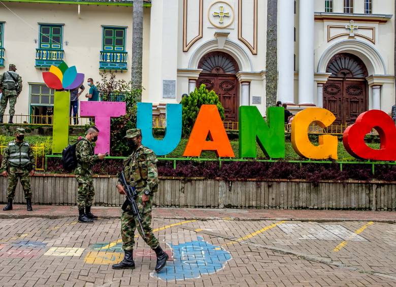 El Ejército envió tropas a la zona en la que ocurrió el doble homicidio, al parecer ejecutado por integrantes del Clan del Golfo. FOTO: JUAN ANTONIO SÁNCHEZ.