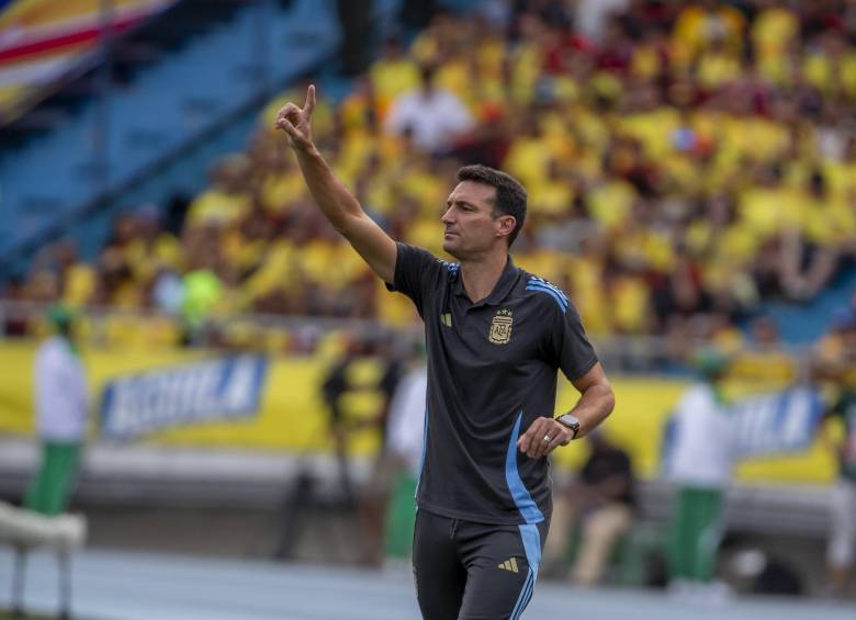Lionel Scaloni dirigiendo a Argentina frente a Colombia en Barranquilla por las Eliminatorias. Foto: Juan Antonio Sánchez Ocampo