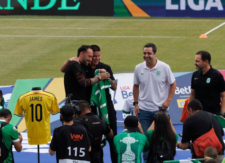 James junto con la camiseta número 23, la que eligió en Nacional. FOTO CAMILO SUÁREZ