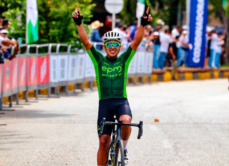 El boyacense Diego Ochoa, ganador de la etapa, también corre en ciclismo de pista desde 2016. FOTO CORTESÍA VUELTA ANTIOQUIA 