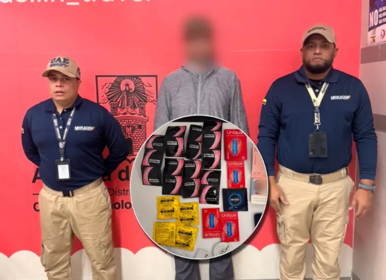 Migración Colombia inadmitió a un ciudadano ruso. En su equipaje tenía decenas condones, potenciadores sexuales, memorias USB y discos duros. Foto: cortesía.