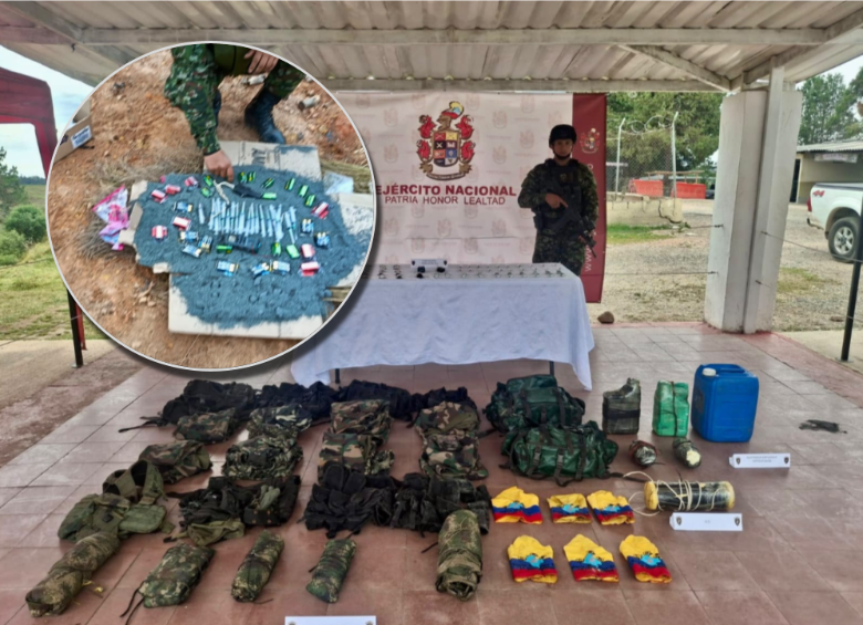 En Ituango, encontraron material explosivos, uniformes y brazaletes alusivos a las disidencias de las Farc. Foto: Ejército Nacional.