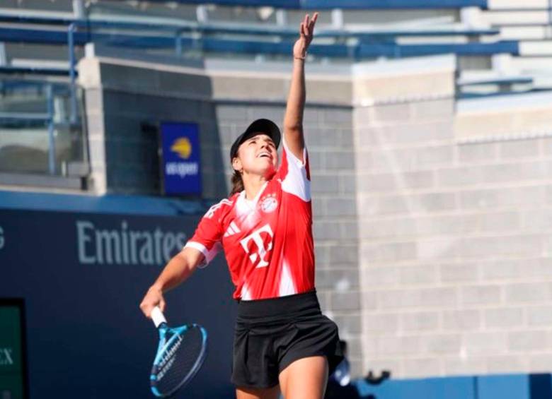 Camila Osorio llegó a entrenar en el US Open luciendo la camiseta del Bayern Múnich en homenaje a Luis Díaz, ella es una apasionada por el fútbol, su abuelo y su hermano jugaron.FOTO TOMADA X @FCBayernES