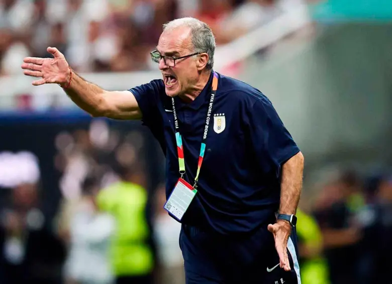 Marcelo Bielsa entrenador argentino que dirige a la selección de Uruguay que no pasó de la fase de grupos en el Mundial de Norteamérica. FOTO GETTY 