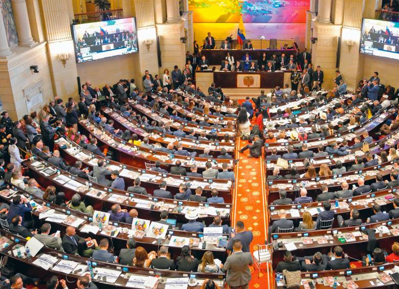 La bancada antioqueña del periodo 2026-2030 tendrá el desafío de volver a poner a Antioquia en el mapa de inversiones estratégicas del Gobierno. La segunda pista del José María Córdova, la crisis de las EPS intervenidas (como Savia Salud) y los baches de las vías 4G son algunos temas prioritarios en la región. FOTO PRESIDENCIA Y JUAN ANTONIO SÁNCHEZ