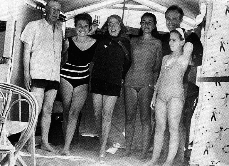 Jorge Luis Borges, M.E. Vázquez, S. Ocampo, C. Boldarin, Adolfo Bioy y Marta Bioy, el 21 de febrero de 1964, mientras disfrutaban de un rato de descanso en la playa. FOTO: Cortesía archivo particular 