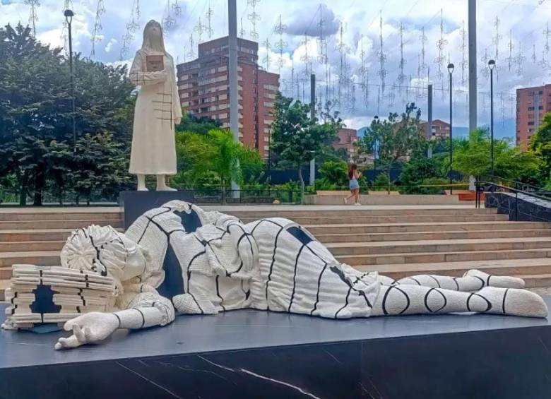 Dos cuerpos, una herida: así se rinde homenaje en Medellín a víctimas del Palacio de Justicia