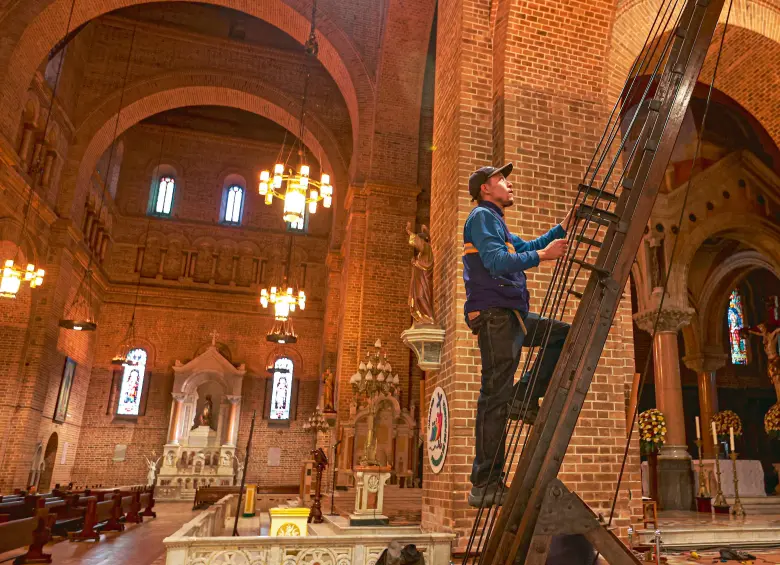 La idea del párroco es que el principal templo de Medellín tenga una cara renovada y que deje de lado el estado de abandono que aparenta. FOTO MANUEL SALDARRIAGA