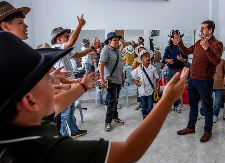 La escuela tomó de referencia el método de enseñanza de la trova cubana, que basa su pedagogía en la lúdica. Más allá de aprender a trovar, buscan preservar la tradición. FOTO Julio César Herrera.