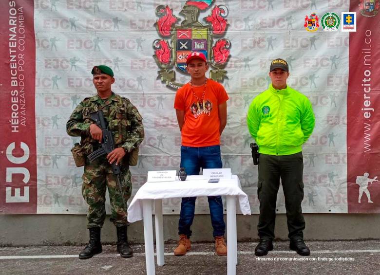 Alias “El Flaco” (centro) fue capturado con una granada en un corregimiento de Cáceres. FOTO: CORTESÍA